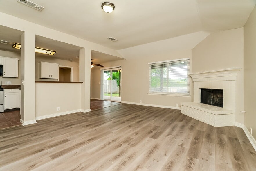 Building Photo - 1001 Springcreek Dr