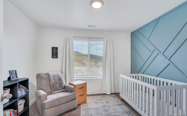 Building Photo - 623 S Raintree Ln