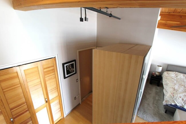 Building Photo - Rare Loft Style Condo, Huge Windows, High Ceilings, 1.5BR/2BA/3 Stories, Perfect Location!