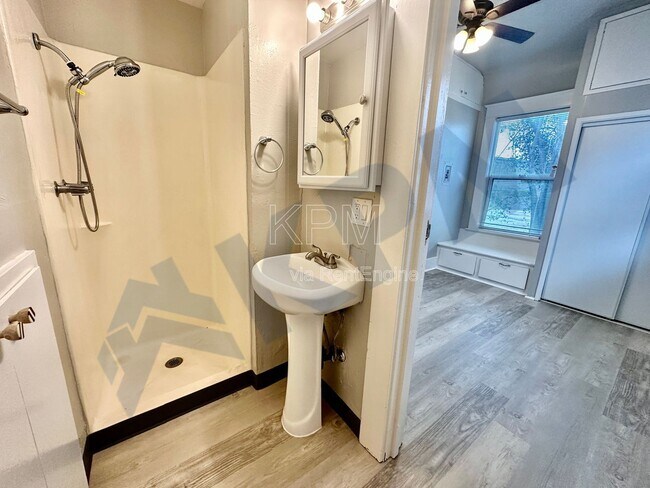 Building Photo - 121 E Lockeford St