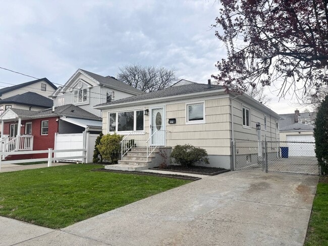 Building Photo - 527 Willowbrook Rd