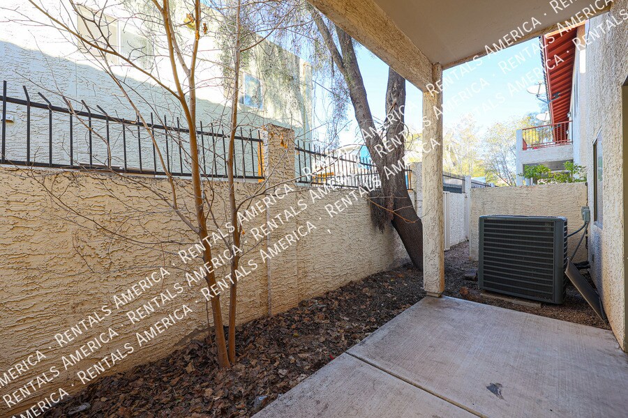 Building Photo - 510 W University Dr