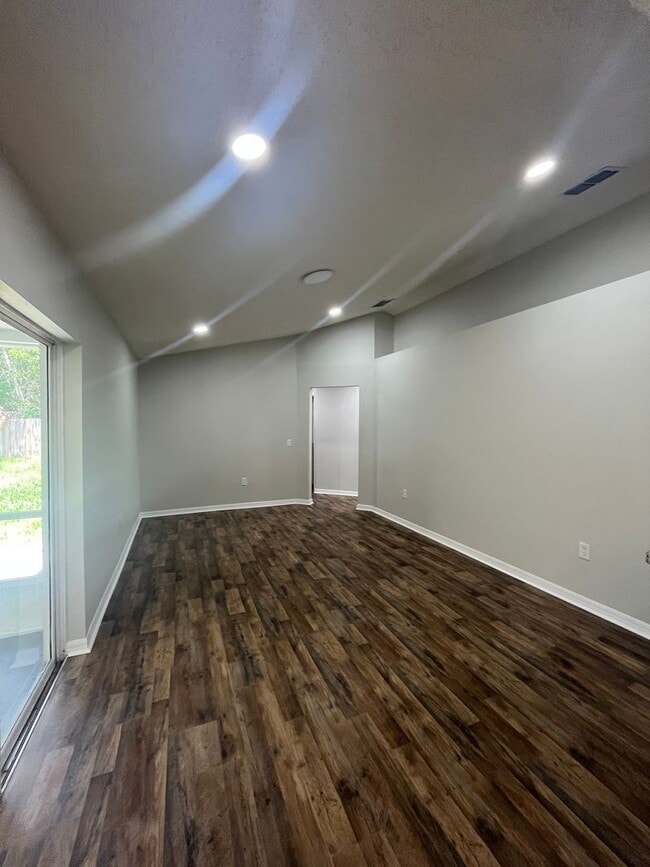 Building Photo - Spacious 4 Bedroom Home in Pine Grove!