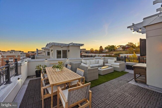 Building Photo - 900 Valencia Ct