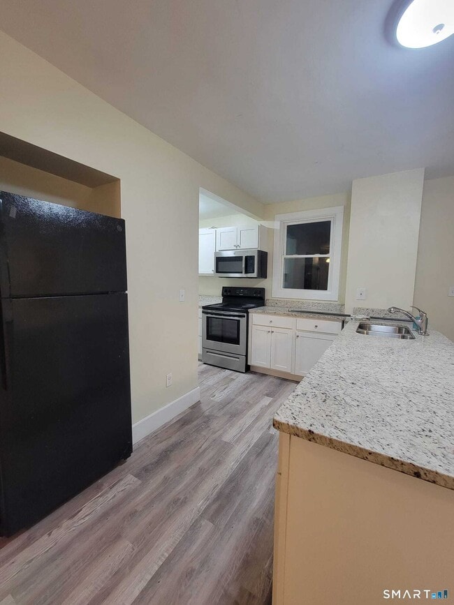 Building Photo - 564 High St