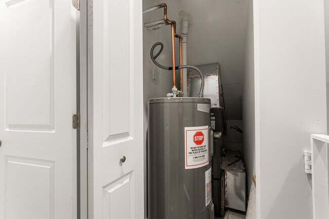 Building Photo - 926 W 32nd Pl