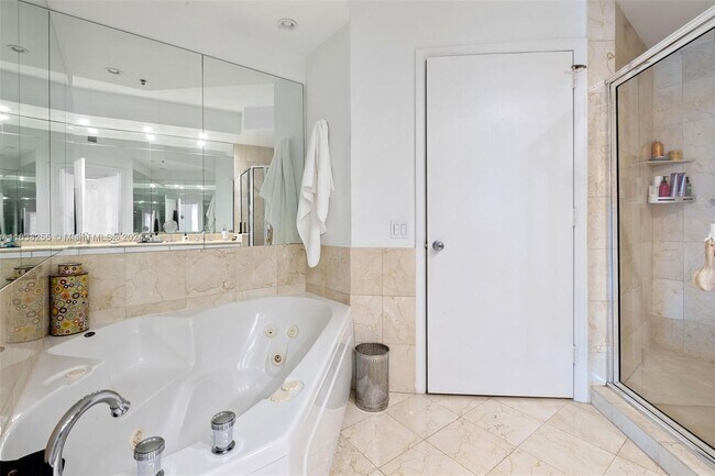 Building Photo - 808 Brickell Key Dr