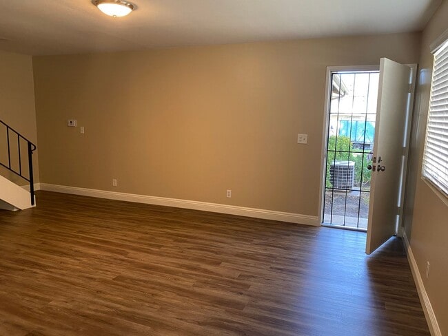 Building Photo - Beautifully remodeled 2 bed, 1 bath Condo!