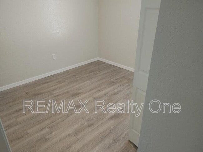 Building Photo - 9480 N Travis Dr