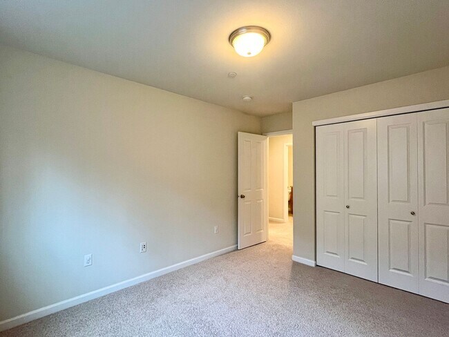 Building Photo - Spacious 5-Bedroom Home for Rent in Kenmore