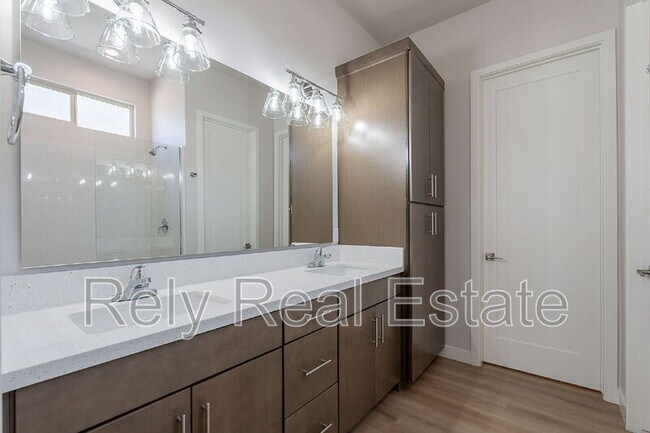 Building Photo - 6050 E Hidden Valley Dr