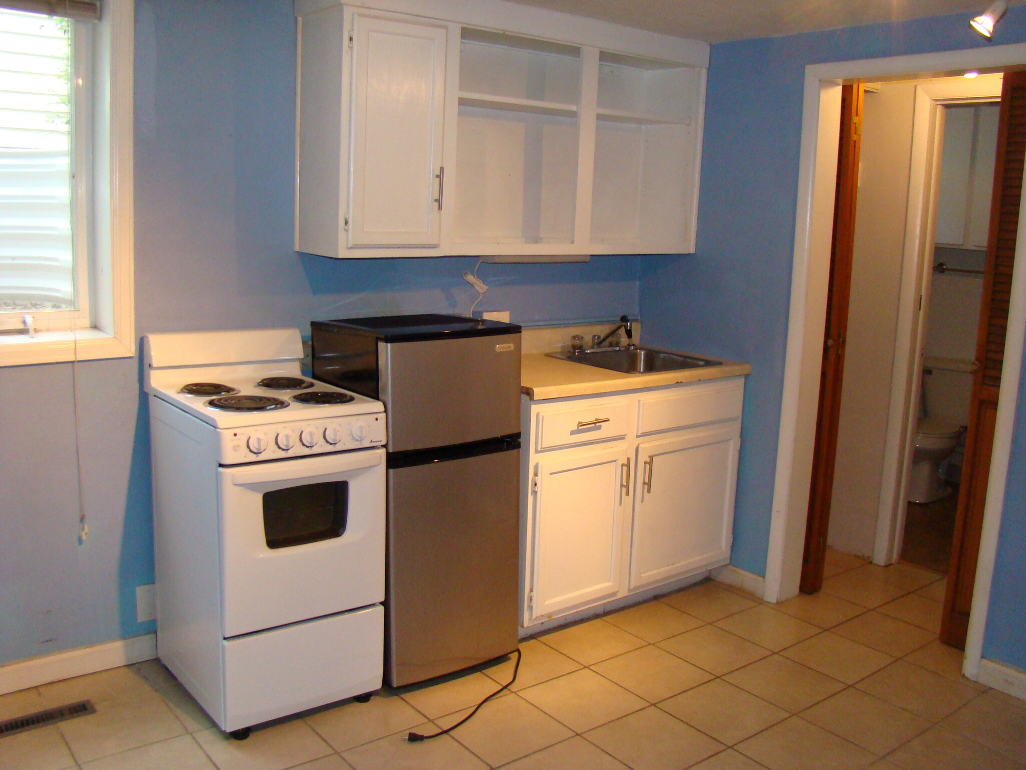 Kitchen - 636 S Loomis Ave