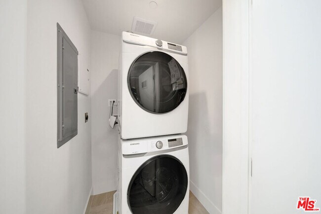 Building Photo - 408 1/2 N Kenmore Ave