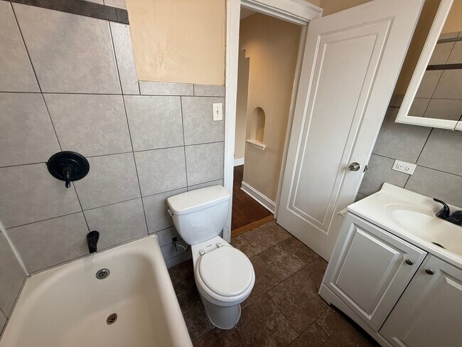 Building Photo - 2805 N Kilbourn Ave