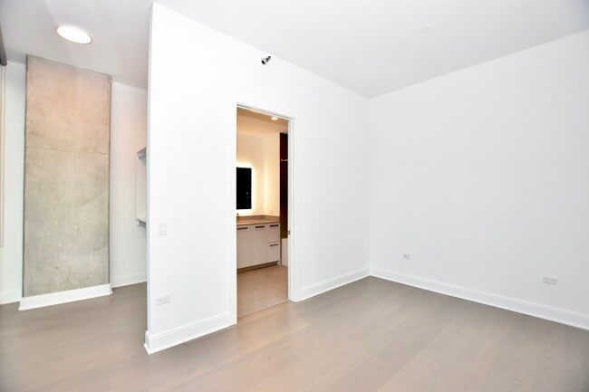 Building Photo - 60 E Randolph St