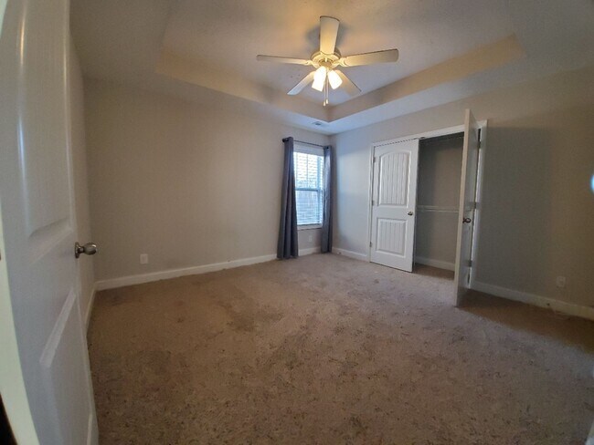Building Photo - 3 Bedroom 2 Full Bath Dog Friendly Home For Rent!