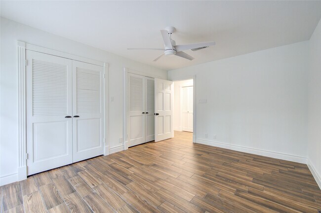 Building Photo - 8439 Westview Dr