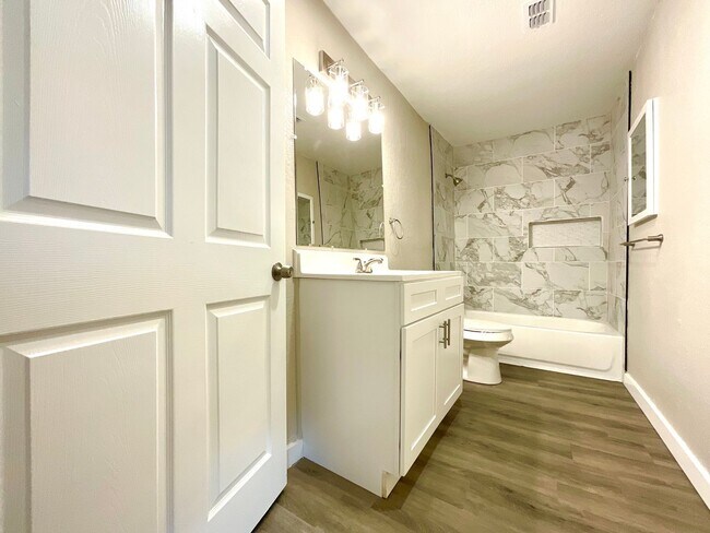 Building Photo - 230 Micklejohn St
