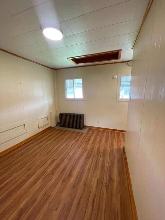 Building Photo - Renovated 3 bed 1 bath with River views fr...
