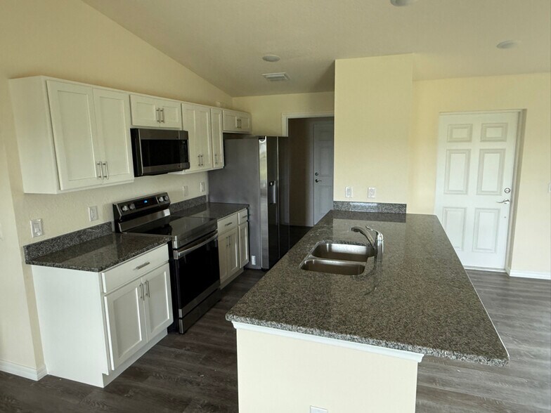 Building Photo - 7038 Lotus Cir