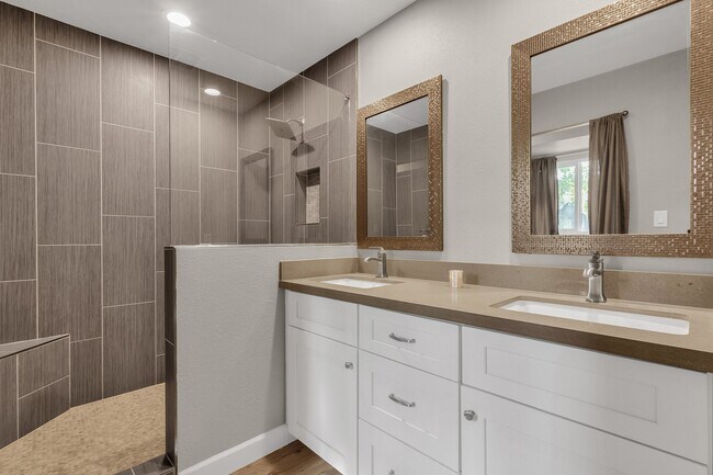 Building Photo - 6165 N Granite Reef Rd