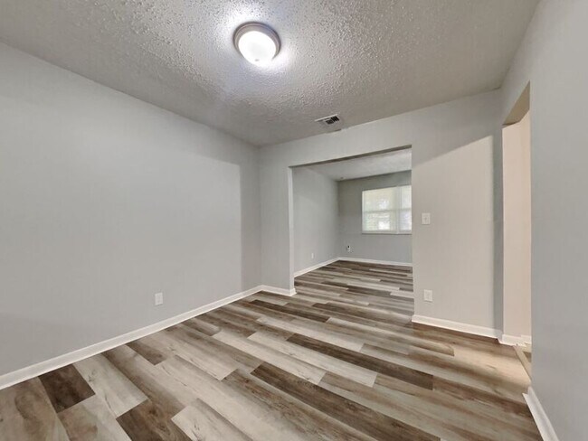 Building Photo - 5950 El Morro Dr S