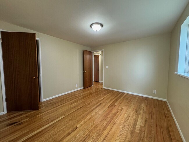 Building Photo - Charming rambler 2 bed 1 bath and office s...