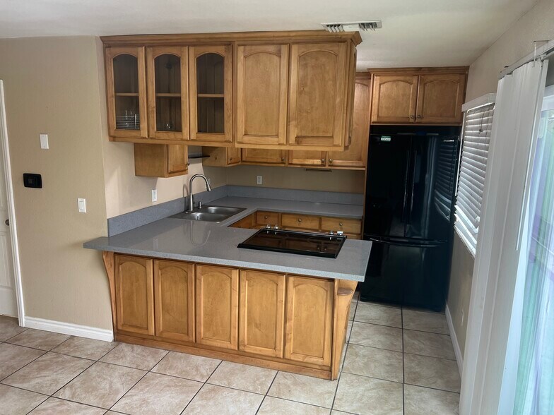 Building Photo - 1070 Fifth Ave