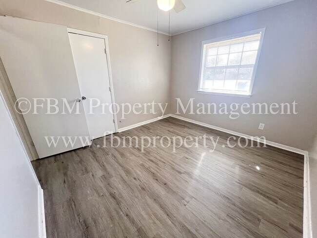 Building Photo - 1204 Williamsburg Dr