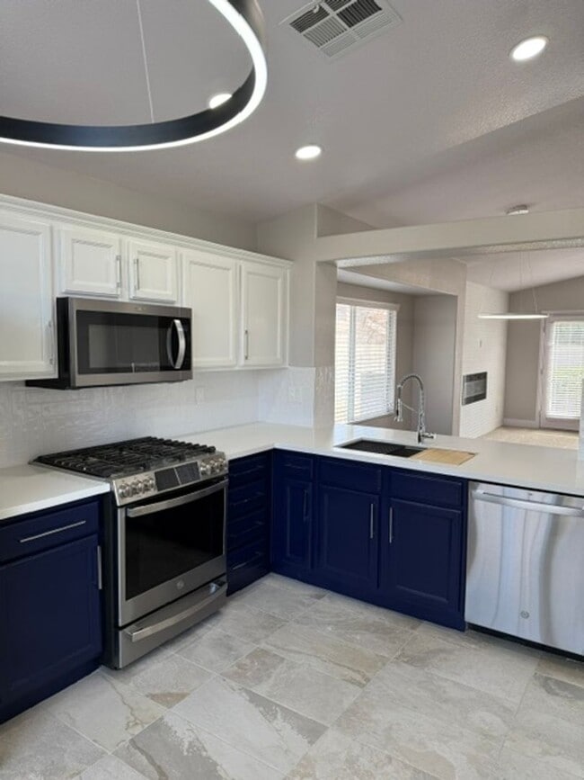 Building Photo - STUNNING 3BD/2BA SINGLE STORY BEAUTY IN THE HEART OF THE SOUTHWEST!!  **GORGEOUSLY REMODELED!! **...