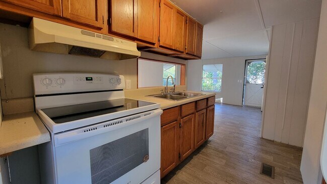 Building Photo - FULLY FENCED! 3 bedroom, 1 bath home plus a covered deck