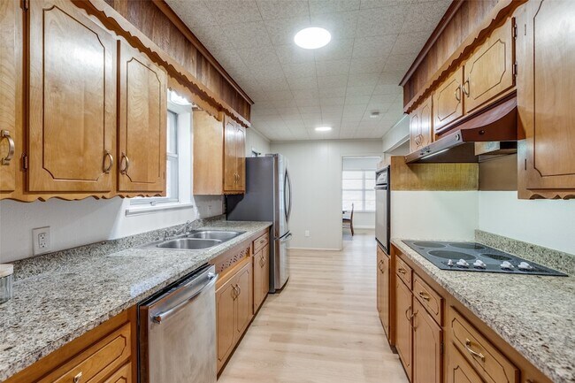 Building Photo - 401 Daisy Dr