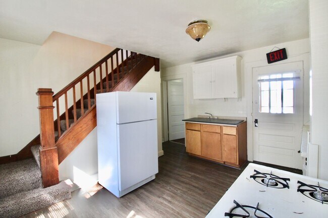 Building Photo - Small house in Wiles Hill section of Morgantown - Available 08/05!