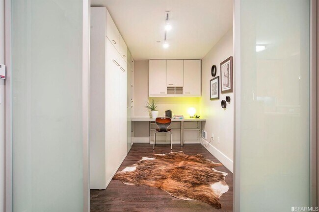 Building Photo - Spacious Centrally Located 1 bed + Den/ 1....