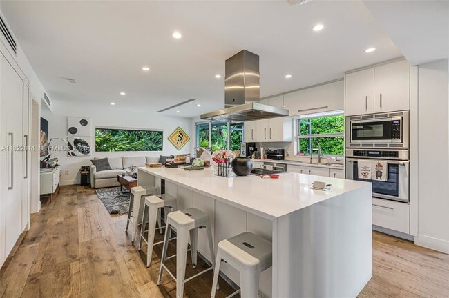 Building Photo - 79 Shore Dr W