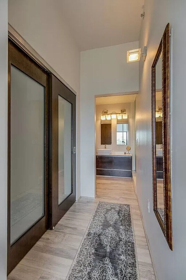 Building Photo - 1 Bed/1 Bath Condo at 5th and Main, Assigned Parking, Washer/Dryer/Covered Balcony