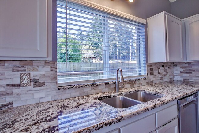 Building Photo - Lovely Home located in Oak Harbor and Ready for a New Tenant!