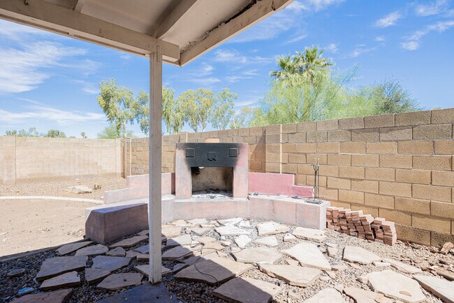 Building Photo - 2812 S Cottonwood Dr
