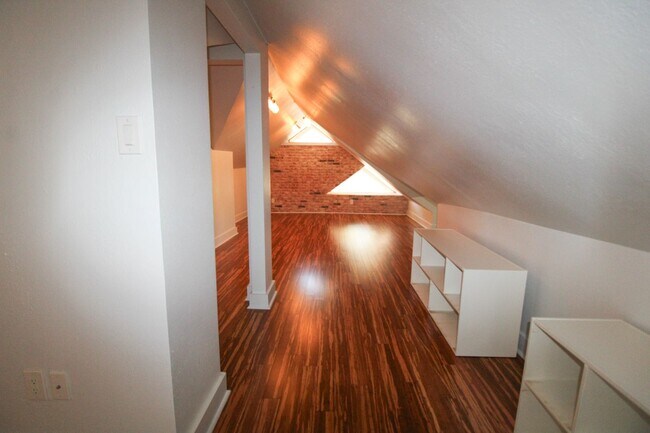 Building Photo - 436 W Rosewood Ave