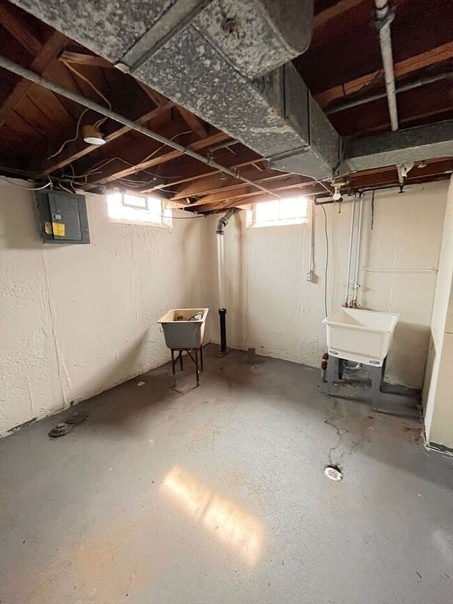 Building Photo - Charming 2-Bedroom Duplex Home / Pet-Frien...