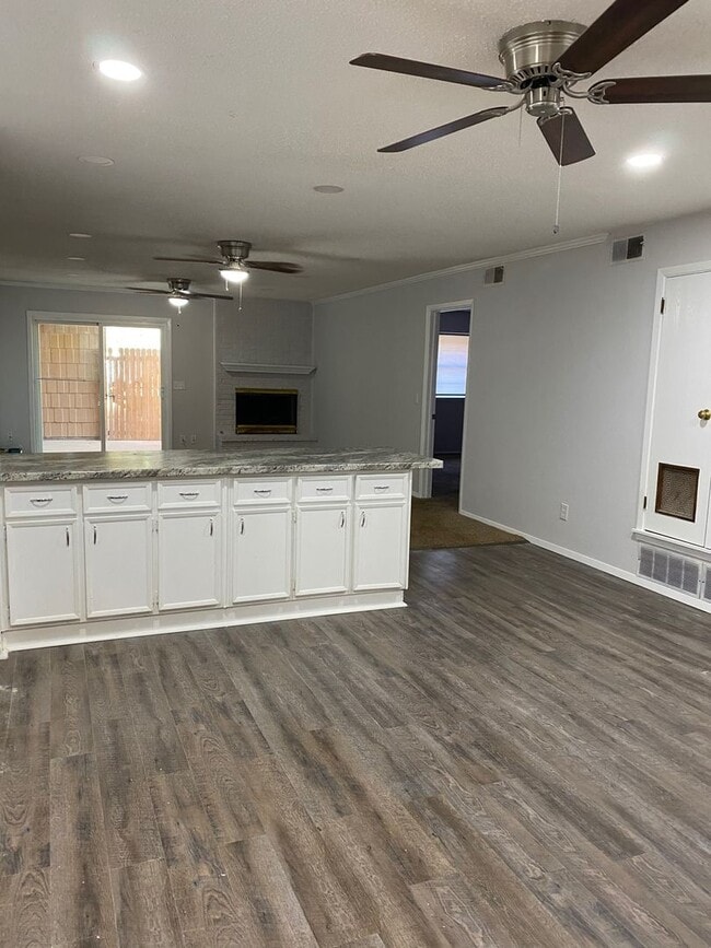 Building Photo - Spacious 4 Bedroom, 2 Bathroom over 1700 sqft. Duplex in Westridge!