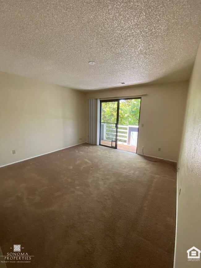 Building Photo - Townhouse in Desirable Location, Near Shopping, Bike Trails, Water & Garbage Included