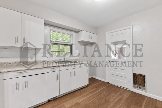 Building Photo - 709 S Pinecrest St