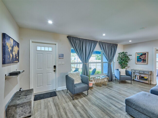 Building Photo - 801 NE 15th St