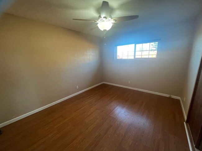 Building Photo - 2 Bedroom 1 Bathroom Home!