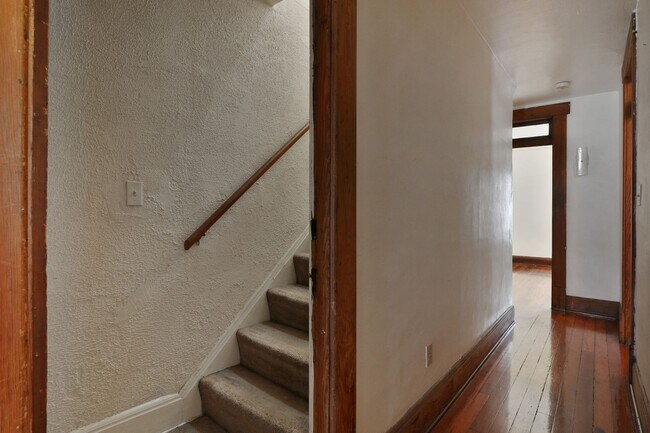 Building Photo - Large 5 Bedroom North Campus Townhouse - 1st house from High Street