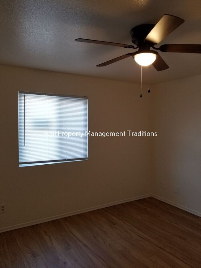 Building Photo - Upgraded 3 + 1 Apartment in Rosamond