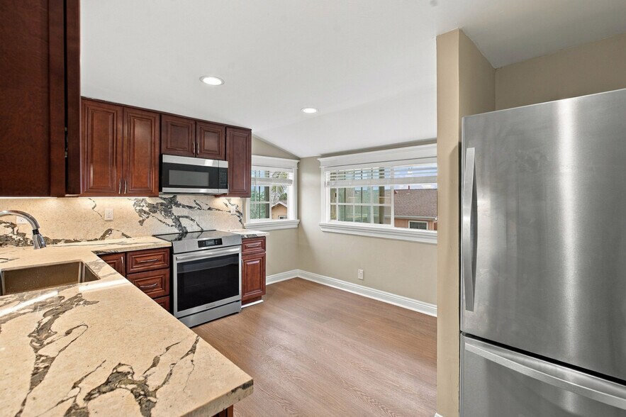 Kitchen - 4720 Del Monte Ave