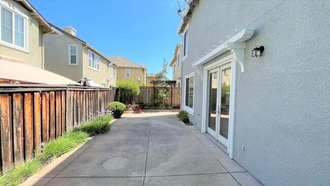 Building Photo - Concord Beautiful 4 bedroom 2.5 bathroom h...