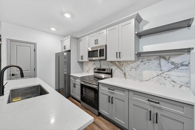 Building Photo - 2252 Fernwood St